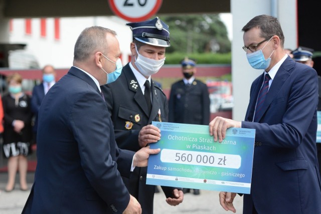 Premier Mateusz Morawiecki na terenie strażackiej jednostki w Grudziądzu wręczał promesy na zakup nowych wozów przez jednostki OSP z województwa kujawsko-pomorskiego