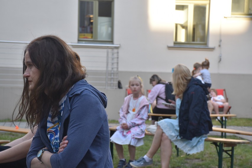 Gniezno. Eteryczny Postman ukołysał Gniezno do snu. Ukraiński artysta zachwycił publiczność [FOTO]