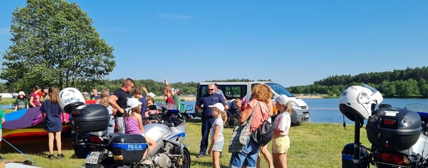 Bezpiecznie nad wodą z policjantami z Radomska. Funkcjonariusze odwiedzili Zlot Turystyczny