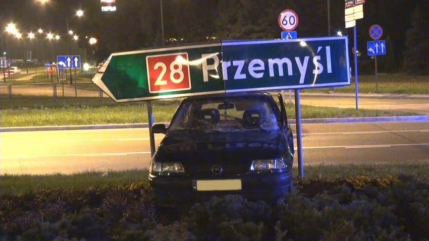Wypadek na Rondzie Solidarności. Opel wpadł pod drogowskaz [ZDJĘCIA]