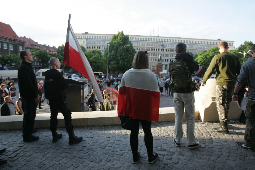 Protest narodowców przed urzędem wojewódzkim.