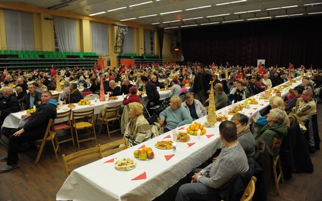 Około 800 osób wzięło udział w Wigilii dla ubogich i potrzebujących w przemyskiej hali sportowej. Zorganizowała ją Caritas Archidiecezji Przemyskiej. Na stole znalazł się barszcz, kapusta, ryba i pierogi. Każdy otrzymał także paczkę żywnościową.

