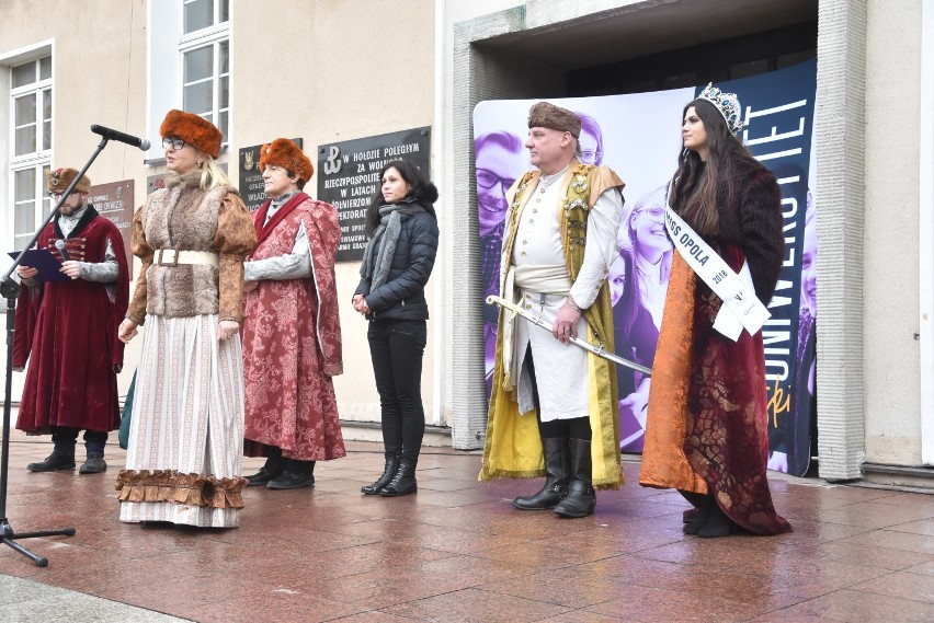 W czwartek blisko pół tysiąca maturzystów zatańczyło...