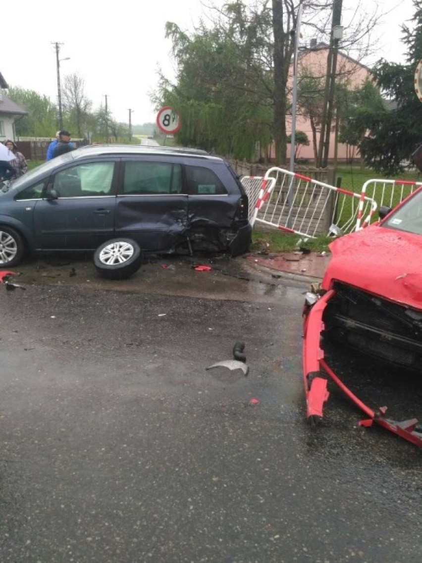 Groźny wypadek w gminie Sulmierzyce. Wymusił pierwszeństwo na skrzyżowaniu [FOTO]