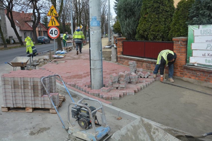 Pleszew. W końcu uda się przejść suchą stopą? Kolejny fragment chodnika jest prawie gotowy