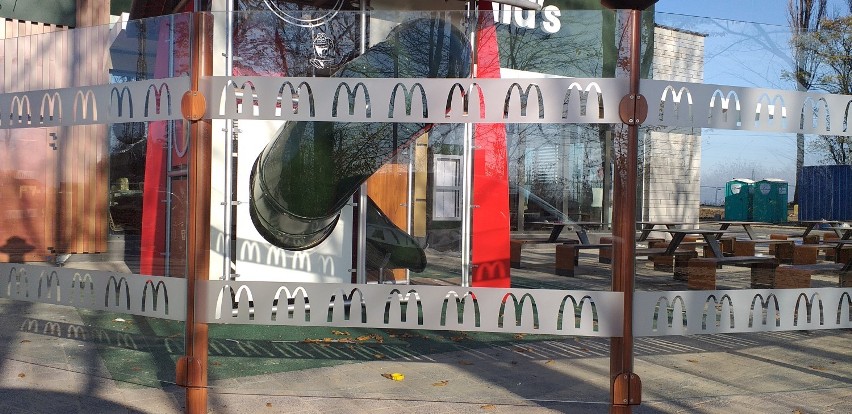 15.11 2020. McDonald's w Andrychowie przy skrzyżowaniu ulic:...