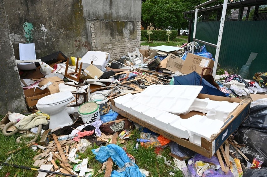 Wielki problem z dzikim wysypiskiem śmieci w środku Kielc. Będzie monitoring terenu? (ZDJĘCIA)