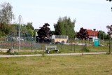 Policja szuka sprawców. Zniszczenia w miejskich parkach na terenie Leszna