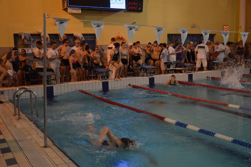 ŻARY. Otyliada 2019. W największym polskim nocnym maratonie pływackim w Żarach  popłynęło 51 zawodników. Zobaczcie zdjęcia!