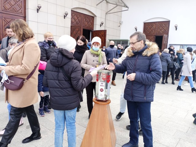 Caritas preprowadza zbiórki do puszek na rzecz uchodźców na placach kościelnych gorlickich świątyń