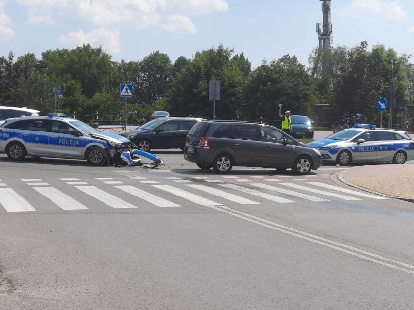 Wypadek w Staszowie. Policyjny radiowóz zderzył się z oplem. Dwie osoby w szpitalu. Zobacz zdjęcia