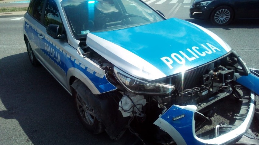 Wypadek w Staszowie. Policyjny radiowóz zderzył się z oplem. Dwie osoby w szpitalu. Zobacz zdjęcia