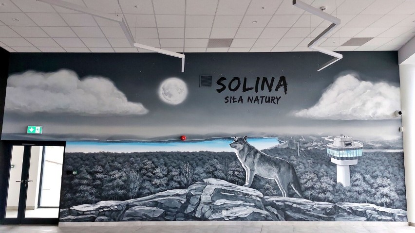Mural z wilkiem atrakcją kolejki gondolowej w Solinie. Turyści są zachwyceni i robią sobie zdjęcia na jego tle [ZDJĘCIA]