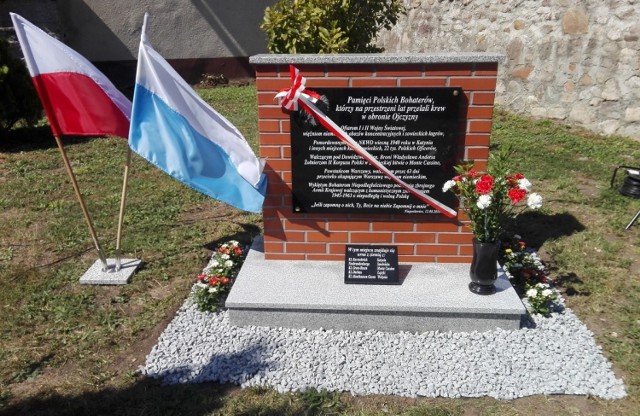 Pamiątkowa tablica w Niegosławicach jeszcze przed odsłonięciem