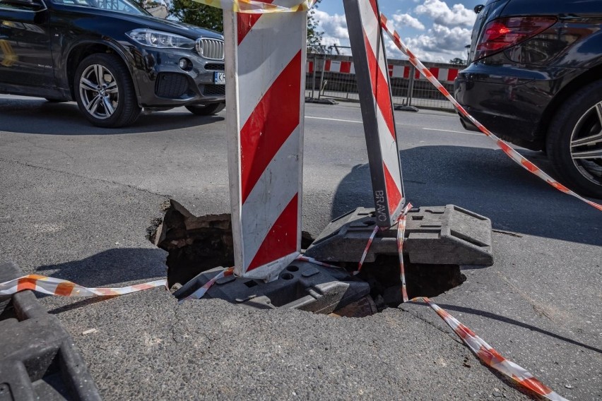 Kraków. Na skrzyżowaniu ulic Podgórskiej i Halickiej zapadła się jezdnia [ZDJĘCIA]  