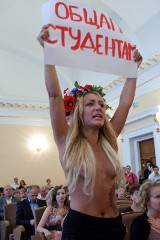 Nagi protest ukraińskiej działaczki organizacji FEMEN [ZDJĘCIA]