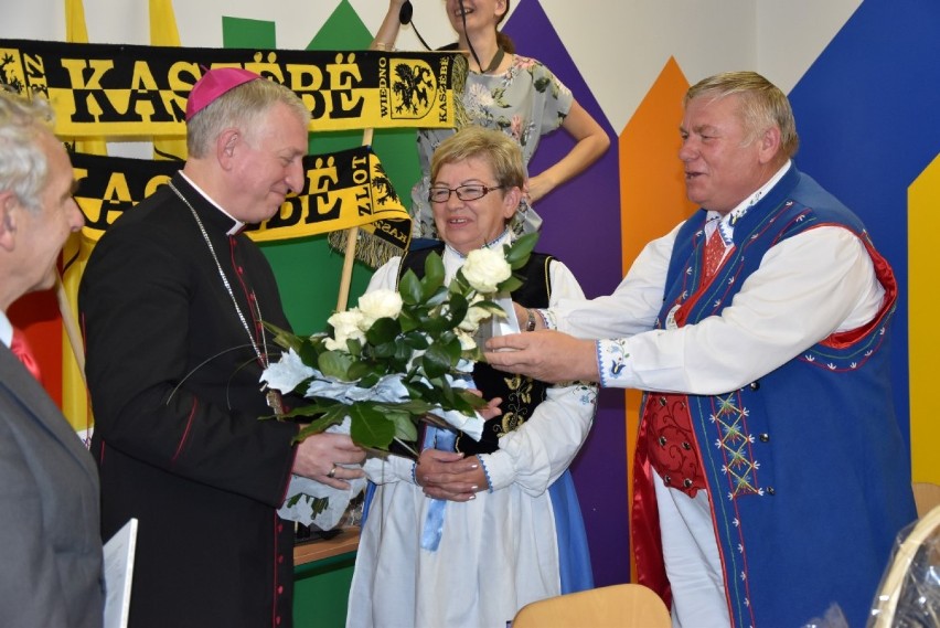 Biskup diecezjalny Ryszard Kasyna w Remusowym Kręgu w Borzestowie