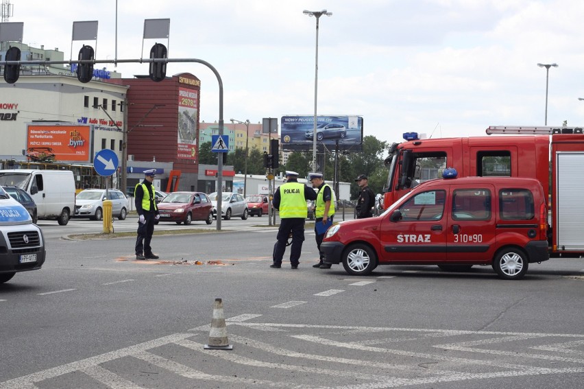Wypadek na Aleksandrowskiej w Łodzi. Wóz strażacki zderzył się z samochodem. Ranni [ZDJĘCIA]