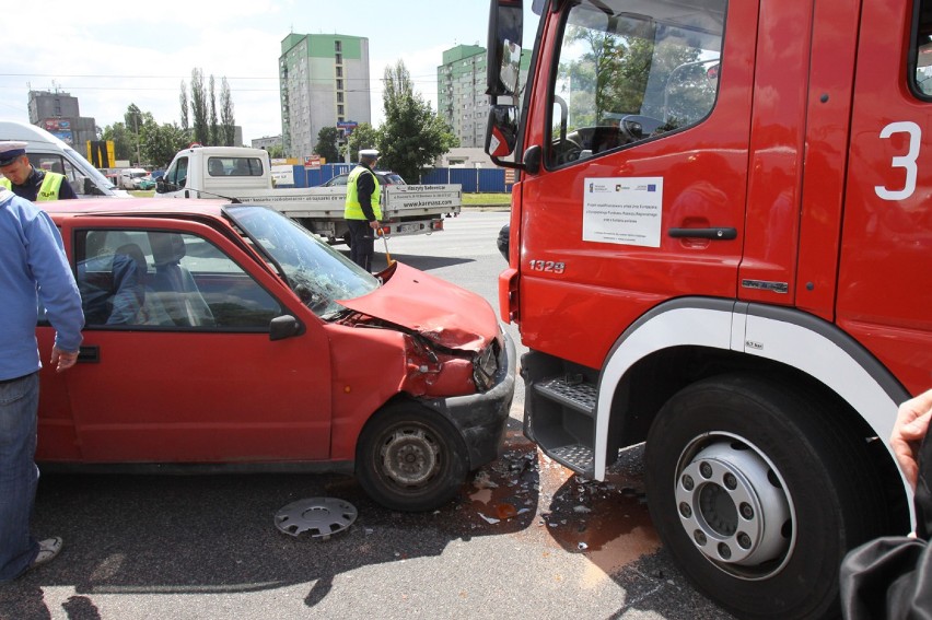 Wypadek na Aleksandrowskiej w Łodzi. Wóz strażacki zderzył się z samochodem. Ranni [ZDJĘCIA]