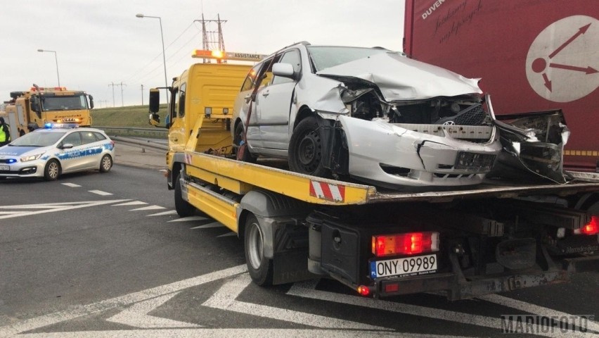 Wypadek na obwodnicy Otmuchowa. Ciężarówka zderzyła się z osobową toyotą