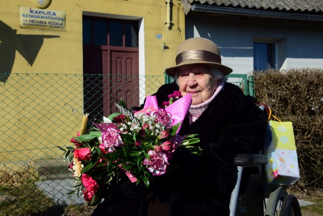 Pani Stanisława Judek z Gogółkowa otrzymała wiele życzeń, w tym także życzenia i medal od marszałka województwa.