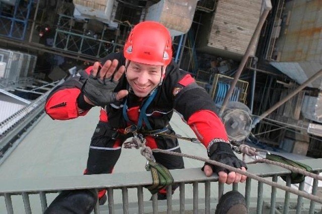 Pan Mateusz jest strażakiem od 11 lat. Pracuje w grupie ratownictwa wysokościowego