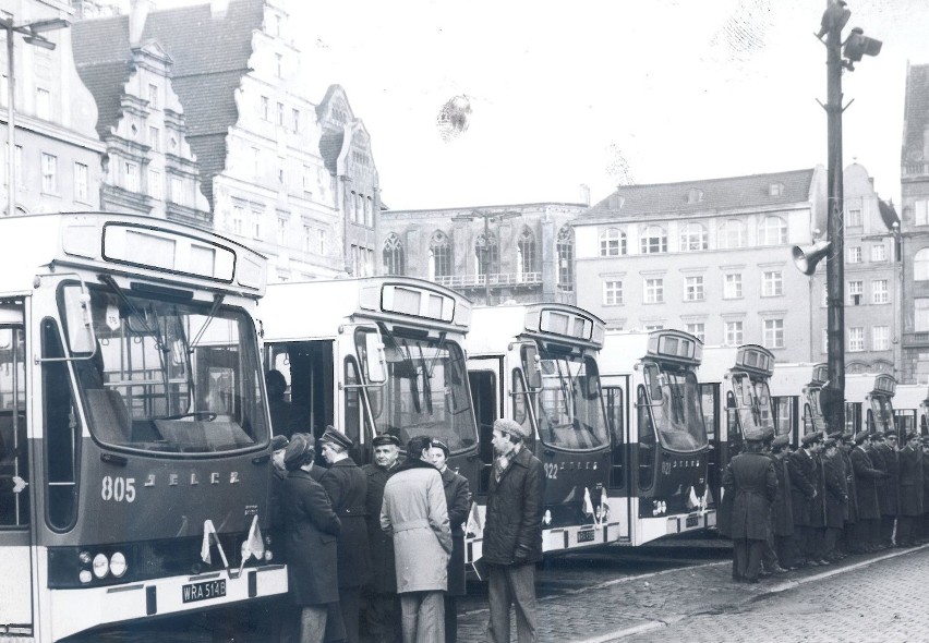 Rok 1979. Wielka uroczystość na Rynku - Jelczańskie Zakłady...