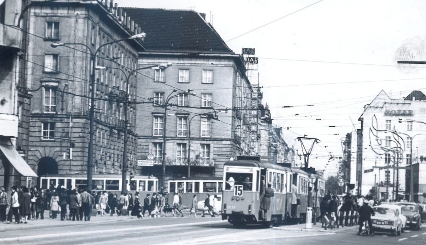 Rok 1977. Jazda w drzwiach tramwaju była jeszcze normą....