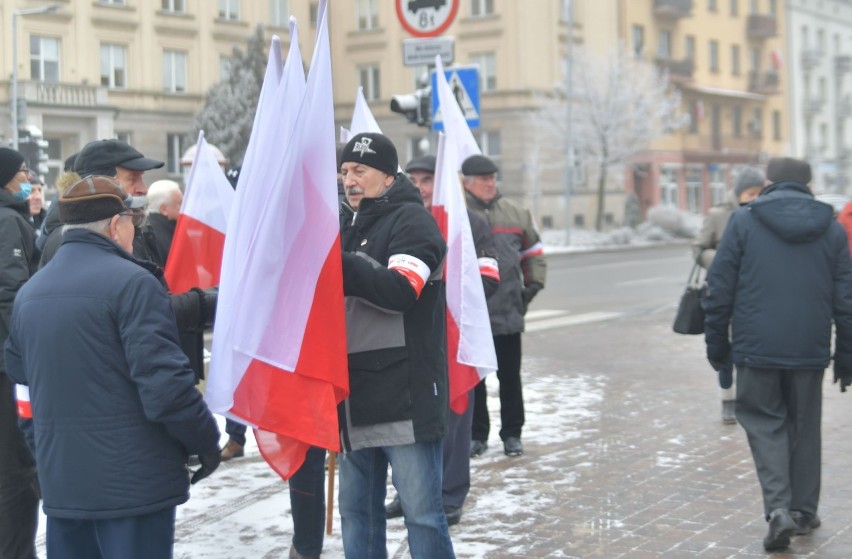 40 rocznica stanu wojennego w Polsce. W Radomiu złożyli kwiaty pod pomnikiem Czerwca'76. Zobacz zdjęcia