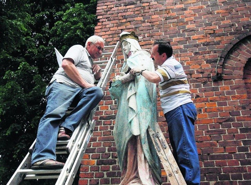 Odnawianiem figur z piaskowca zajmowali się parafianie Adam...