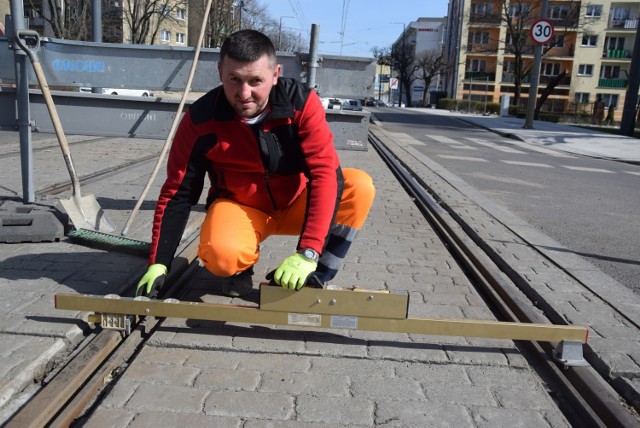 Mimo zagrożenia koronawirusem, prace na ul. Sikorskiego cały czas trwają. Podobnie jest na ul. Kostrzyńskiej.