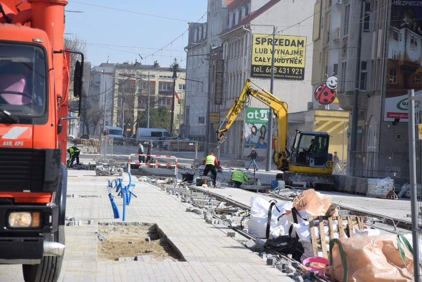 Mimo zagrożenia koronawirusem, prace na ul. Sikorskiego cały...