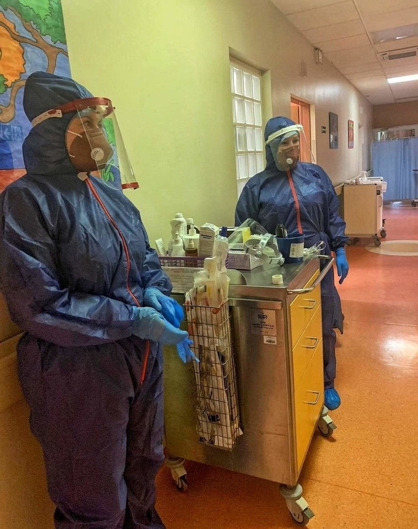 Tak wygląda praca w Zakładzie Opiekuńczo-Leczniczym w Mościcach zmagającym się z ogniskiem koronawirusa. Personel się nie poddaje [ZDJĘCIA]