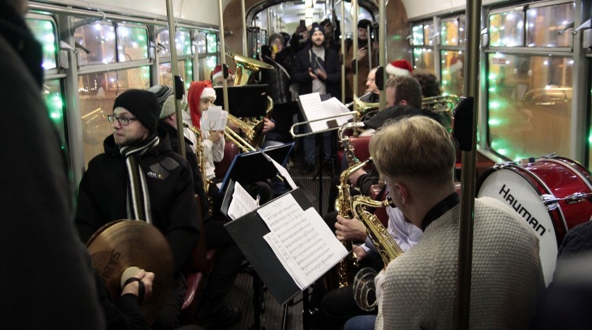 Koncert Grudziądzkiej Orkiestry Dętej w tramwaju linii nr 2