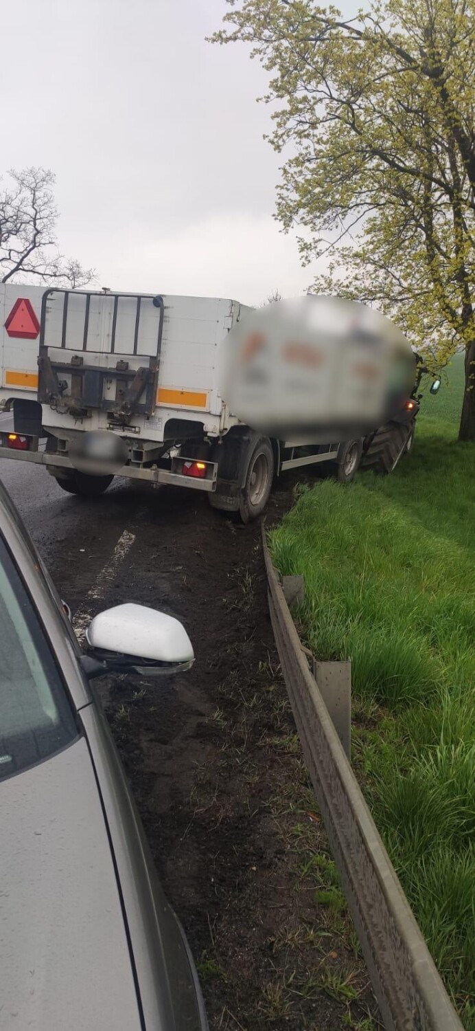 Wypadek na krajowej drodze 12 koło Leszna. Zderzyły się dwie osobówki i  ciągnik  w Długich Starych ZDJĘCIA