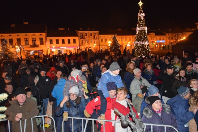 Po roku przerwy odbył się Sylwester na skierniewickim rynku. Zagrały zespoły muzyczne, był szmpan, życzenia od prezydenta Krzysztofa Jażdżyka.