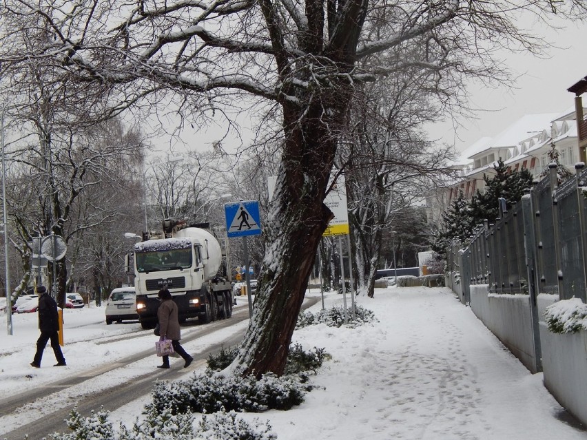 Opady śniegu w Ustce i trudne warunki drogowe [ZDJĘCIA]