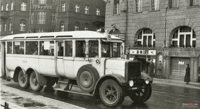 Lata 1928-1935.  Nowoczesny autobus marki Büssing/Beuchelt obsługujący jedyną linię w centrum miasta: Südringlinie (19/20) - sfotografowany na Gartenstrasse (ul. Piłsudskiego) przed dworcem kolejowym.