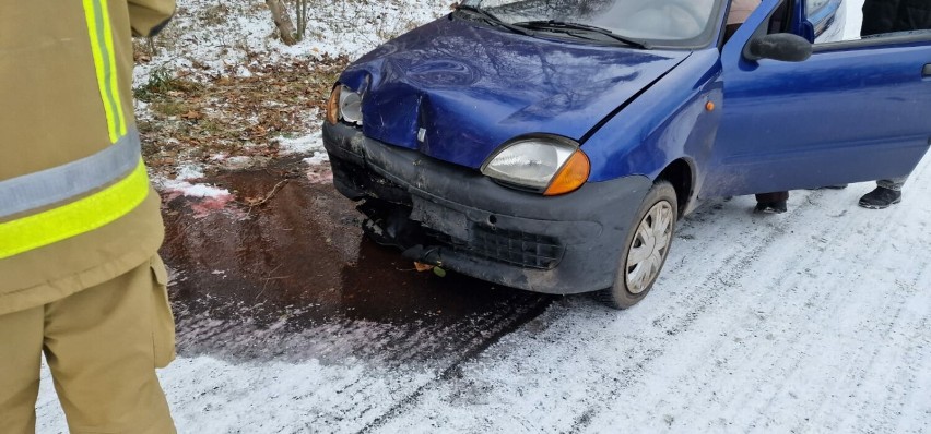 Fiat wypadł z drogi. Dwie osoby poszkodowane w Słopanowie