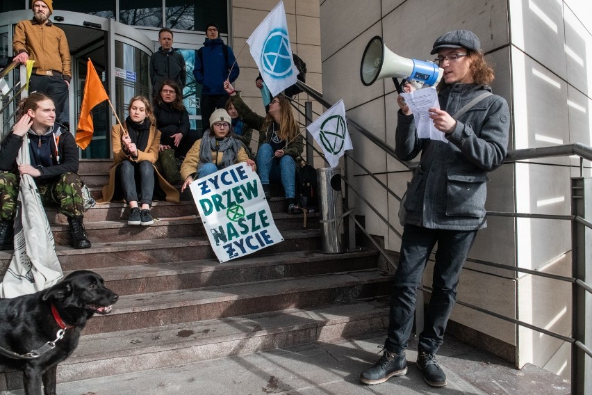 Grupa Extinction Rebellion zorganizowała w poniedziałek...