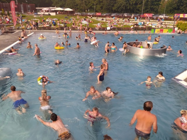 W weekendy na żarskie kąpielisko przychodzi ok. 1,5 tysiąca osób.