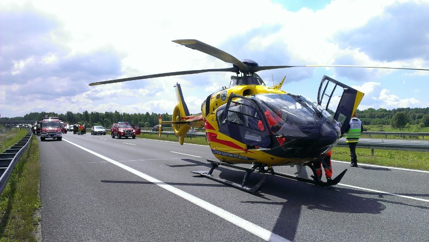 Wypadek na autostradzie. Helikopter lądował na pasie jezdni. 
