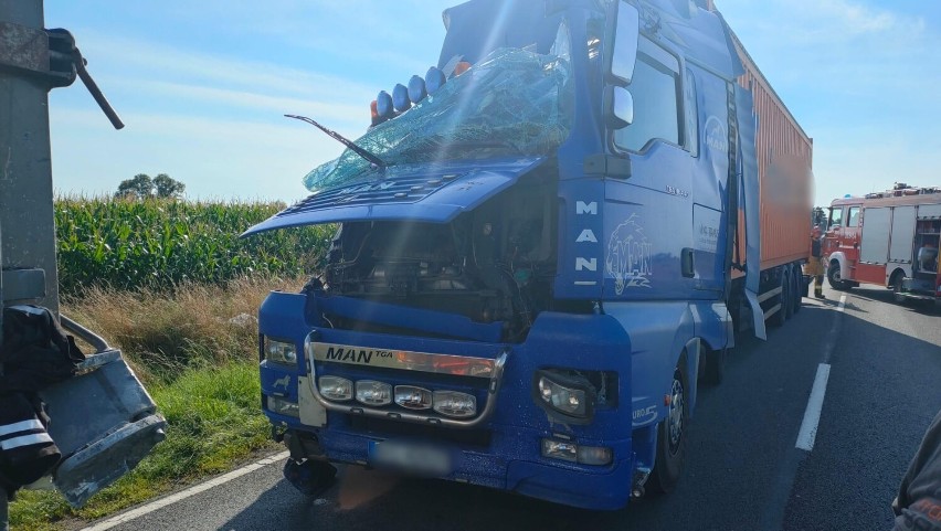 Zderzenie dwóch ciężarówek i osobówki na DK12 pod Lesznem