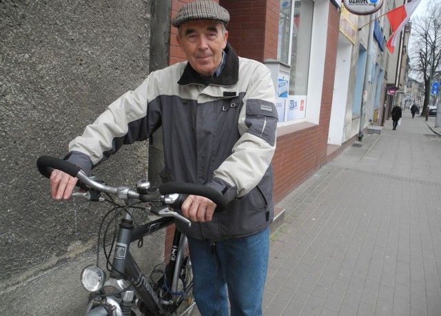 Tadeusz Rytwiński czułby się bezpieczniej, gdyby mógł na działkę jeździć ścieżką rowerową.