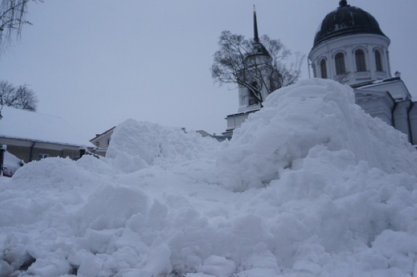 Wielka hałda śniegu zajmuje płatny parking przy św. Mikołaja
