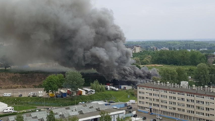 Pożar hali w okolicach portu w Szczecinie [ZDJĘCIA, WIDEO]