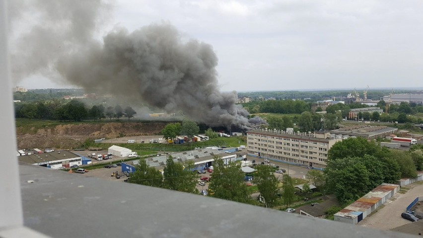 Pożar hali w okolicach portu w Szczecinie [ZDJĘCIA, WIDEO]