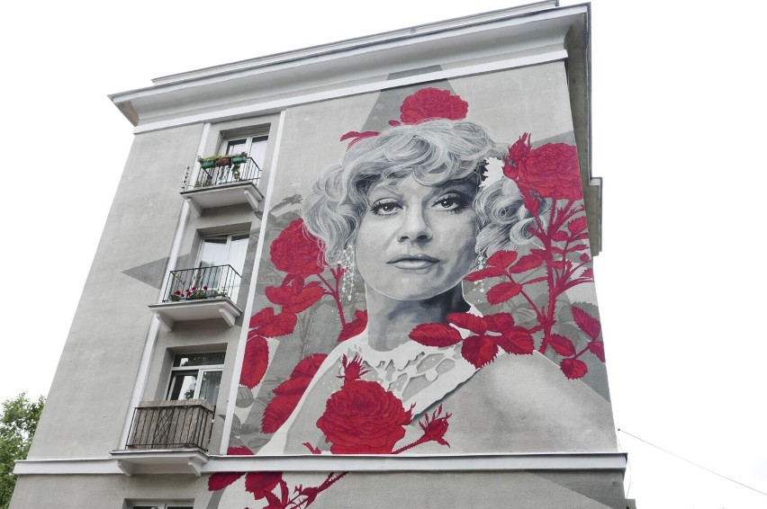 Krystyna Sienkiewicz upamiętniona muralem. Wizerunek aktorki ozdobił ścianę jednego z budynków na Bielanach