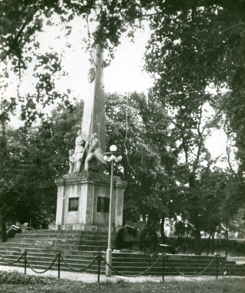 Głogów: Pomnik w Parku Słowiańskim kojarzy się z Armią Radziecką. Starosta przeniósł miejsce obchodów rocznicy zakończenia wojny 