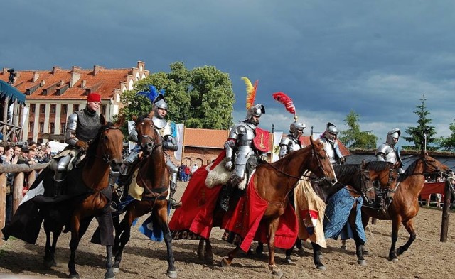 Walka na kopie i maczugi w cieniu warowni

Zamek w Gniewie jest jedną z najważniejszych aren turniejowych współczesnego "joustingu" w Europie. To ekstremalny sport tkwiący korzeniami w czasach średniowiecza i początku epoki nowożytnej. Polega on na bezpośrednich starciach rycerzy zakutych w pełne zbroje płytowe, pędzących konno z kopiami w ręku po to, by je skruszyć na przeciwniku lub wysadzić go z siodła.
-&nbsp;W szrankach turniejowych potykać się będą cztery dwuosobowe drużyny wyłonione w trakcie piątkowego losowania - wyjaśnia zasady Jarosław Struczyński, kasztelan Zamku Gniew. - Patronować im będą cztery cnoty kardynalne: sprawiedliwość, umiarkowanie, męstwo i roztropność.

Na tegoroczny XXIV Międzynarodowy Turniej Rycerski Króla Jana III przyjadą: Andrew Dean i Stacy van Dolah-Evans z Wielkiej Brytanii, Darth Rimmer z USA oraz Ben van Koert z Holandii. W składzie drużyn będą też Polacy: Jan Gradoń, Adam Ałaszewski, Krystian Mróz i Jarosław Struczyński. 

Turniej rozpocznie się w sobotę, 27 czerwca, o godz. 12, od losowania drużyn rycerskich. Gonitwy sprawnościowe rozpoczną się o godz. 12.30, a gonitwy turniejowe o 14, 15, 17 i 18. Na godz. 16 zaplanowano "Plebey", czyli zabawy obozowe z udziałem publiczności, a na godz. 19 "Melee", czyli grę turniejową rycerzy konnych z maczugami. O godz. 22 odbędzie się widowisko historyczne "Turniej Złotej Róży", czyli nocne pojedynki rycerzy konnych i ich pocztów w oprawie światła, ognia i dźwięku.
Niedziela, 28 czerwca, to turniej kuszniczy (godz. 11), dwie kolejne gonitwy turniejowe (godz. 13 i 14), "Melee" (godz. 15) oraz ceremonia wręczenia nagród zwycięzcom (godz. 15.30). 
Turniej zakończy uroczysta msza św. w Kaplicy Zamkowej (godz. 16).

Turniej rozgrywany będzie na terenie Historycznego Parku Rozrywki zlokalizowanego na przedzamczu południowym. 
Patronem medialnym wydarzenia jest "Dziennik Bałtycki". 

Przemysław Zieliński